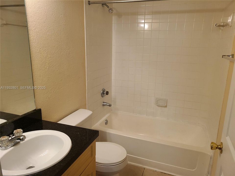 For Sale: $250,000 (2 beds, 2 baths, 986 Square Feet)