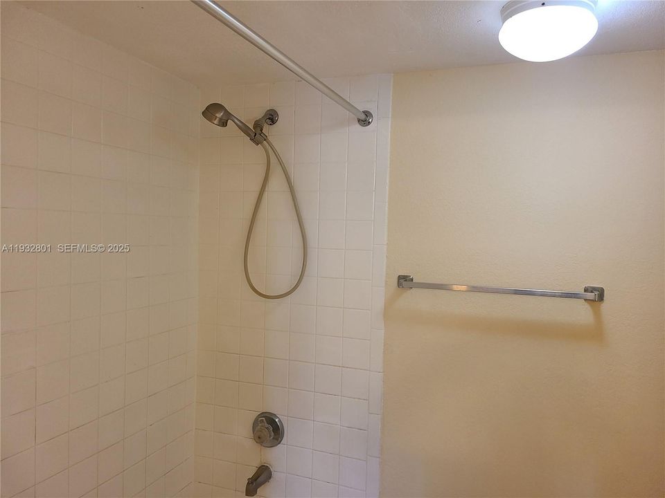 For Sale: $250,000 (2 beds, 2 baths, 986 Square Feet)