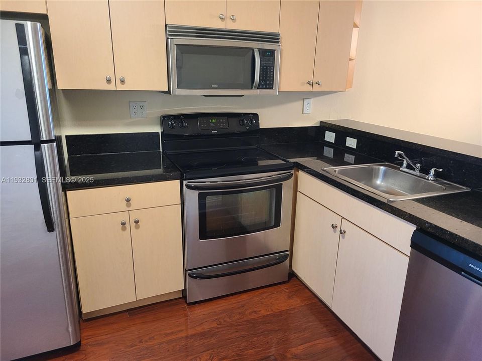 For Sale: $250,000 (2 beds, 2 baths, 986 Square Feet)