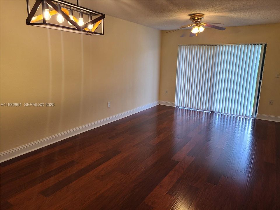 For Sale: $250,000 (2 beds, 2 baths, 986 Square Feet)