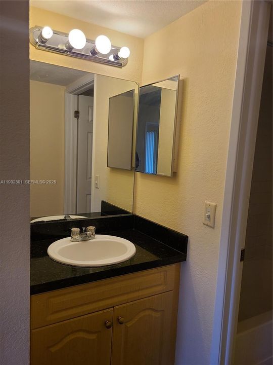 For Sale: $250,000 (2 beds, 2 baths, 986 Square Feet)