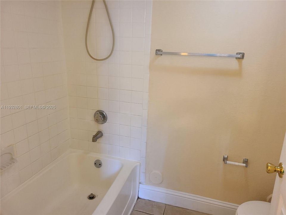 For Sale: $250,000 (2 beds, 2 baths, 986 Square Feet)
