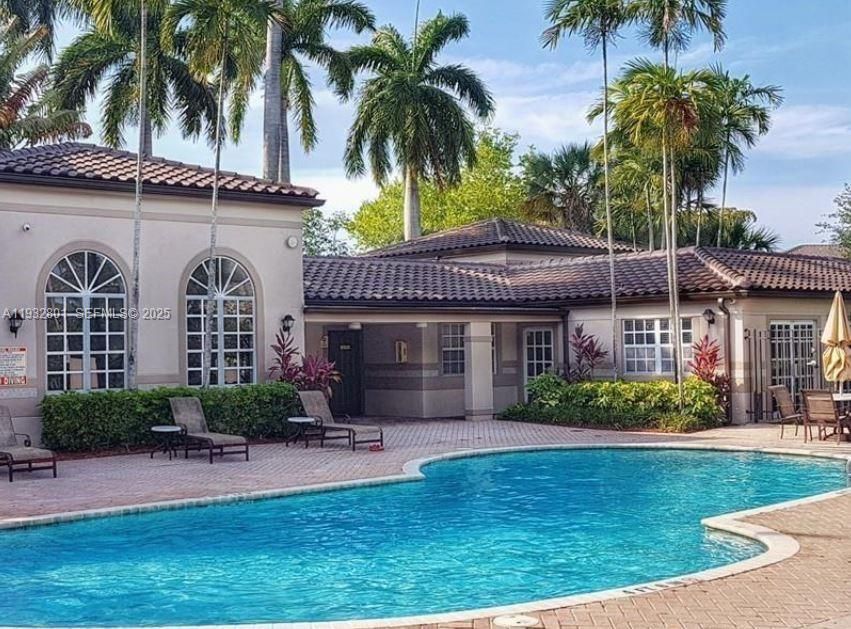 For Sale: $250,000 (2 beds, 2 baths, 986 Square Feet)