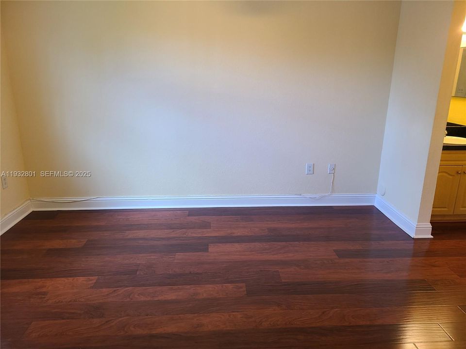 For Sale: $250,000 (2 beds, 2 baths, 986 Square Feet)