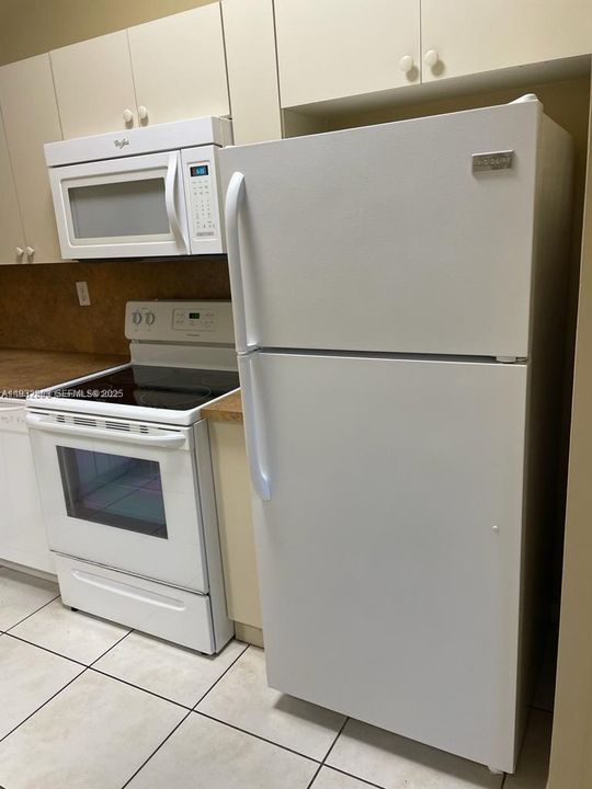 На продажу: $175,000 (2 спален, 2 ванн, 815 Квадратных фут)