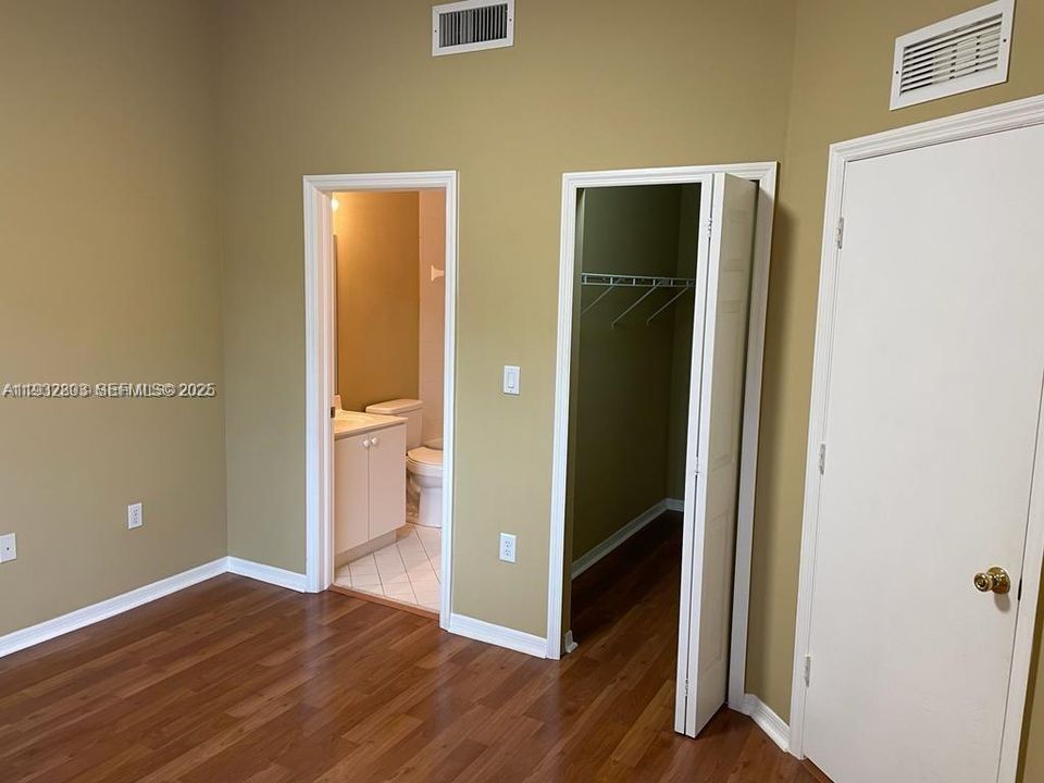 На продажу: $175,000 (2 спален, 2 ванн, 815 Квадратных фут)