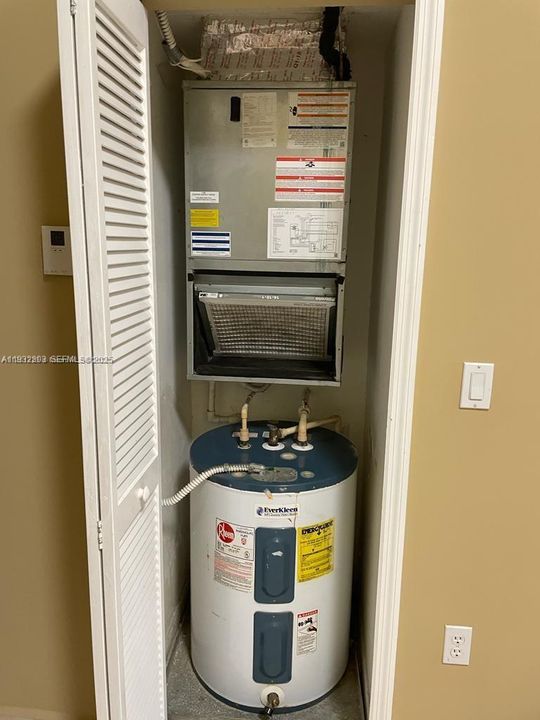 На продажу: $175,000 (2 спален, 2 ванн, 815 Квадратных фут)