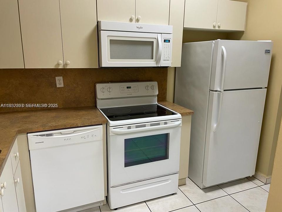 На продажу: $175,000 (2 спален, 2 ванн, 815 Квадратных фут)