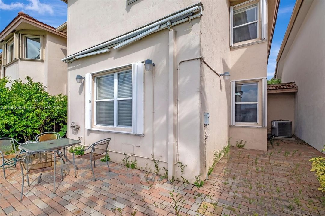 For Rent: $4,450 (4 beds, 2 baths, 2105 Square Feet)