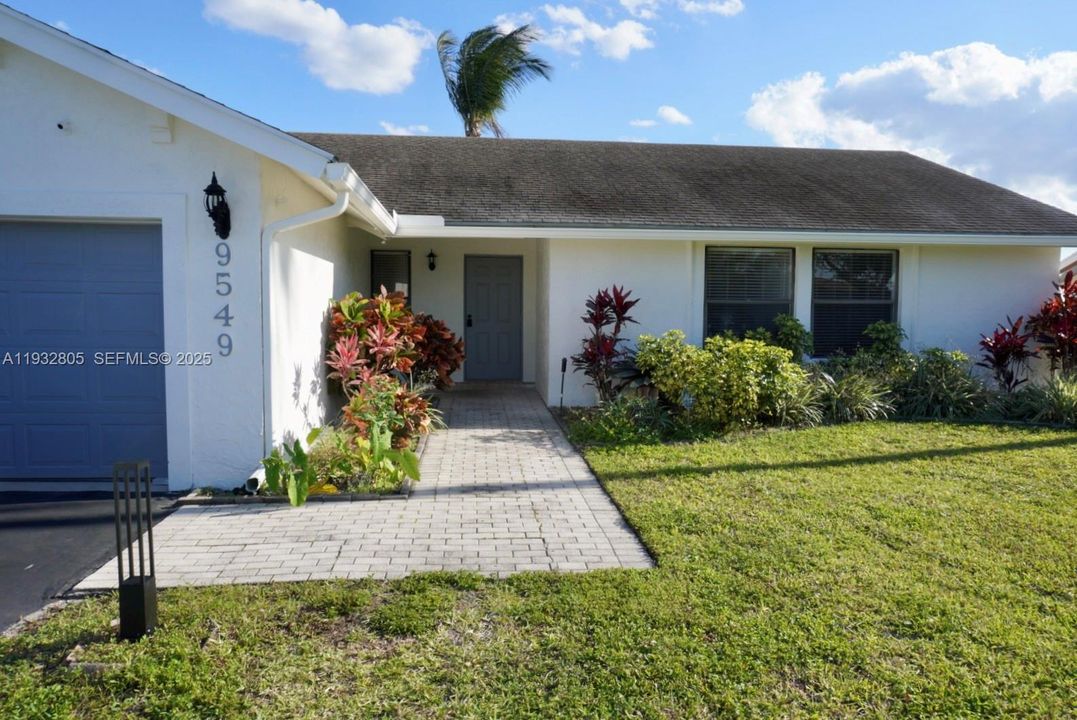 En Venta: $670,000 (4 camas, 2 baños, 1497 Pies cuadrados)