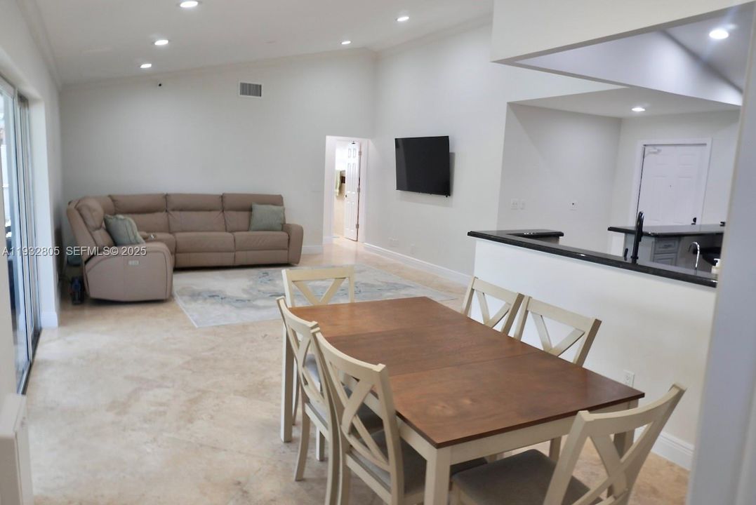 En Venta: $670,000 (4 camas, 2 baños, 1497 Pies cuadrados)