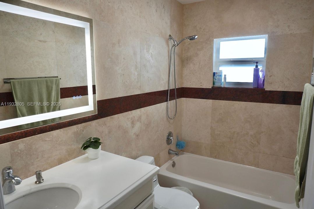 En Venta: $670,000 (4 camas, 2 baños, 1497 Pies cuadrados)