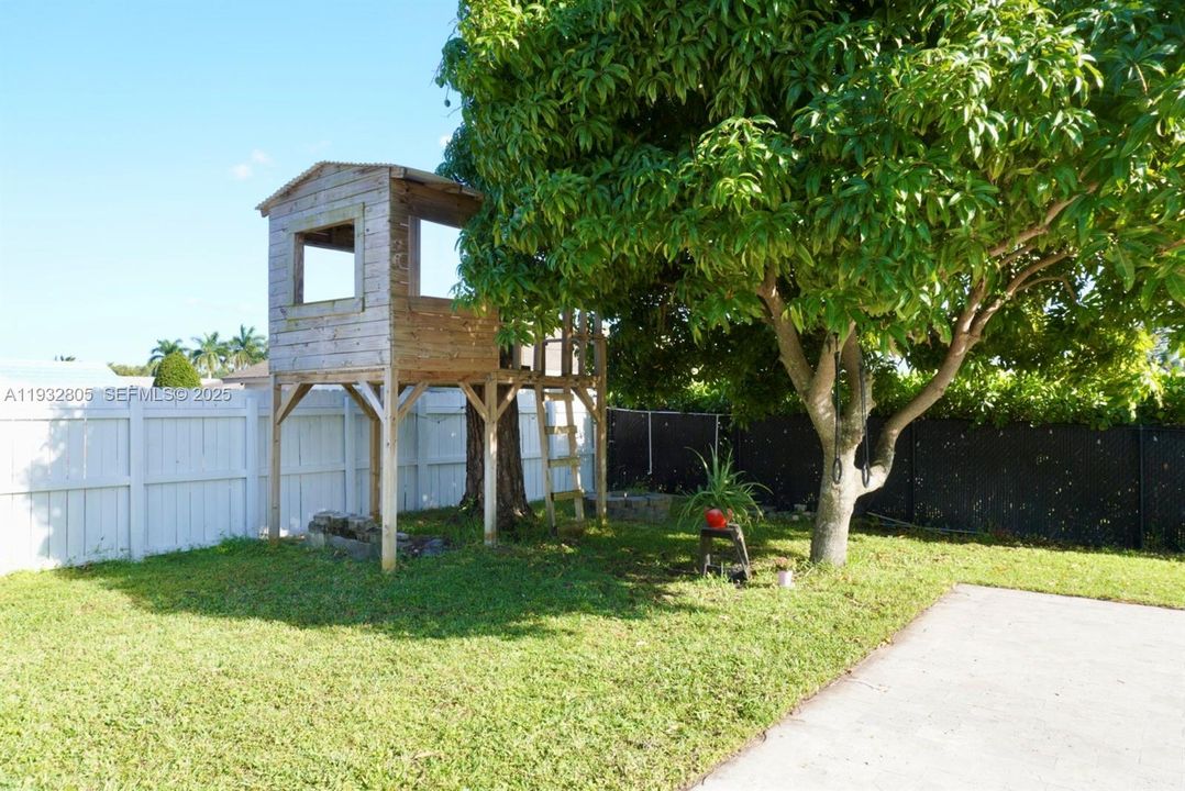 En Venta: $670,000 (4 camas, 2 baños, 1497 Pies cuadrados)