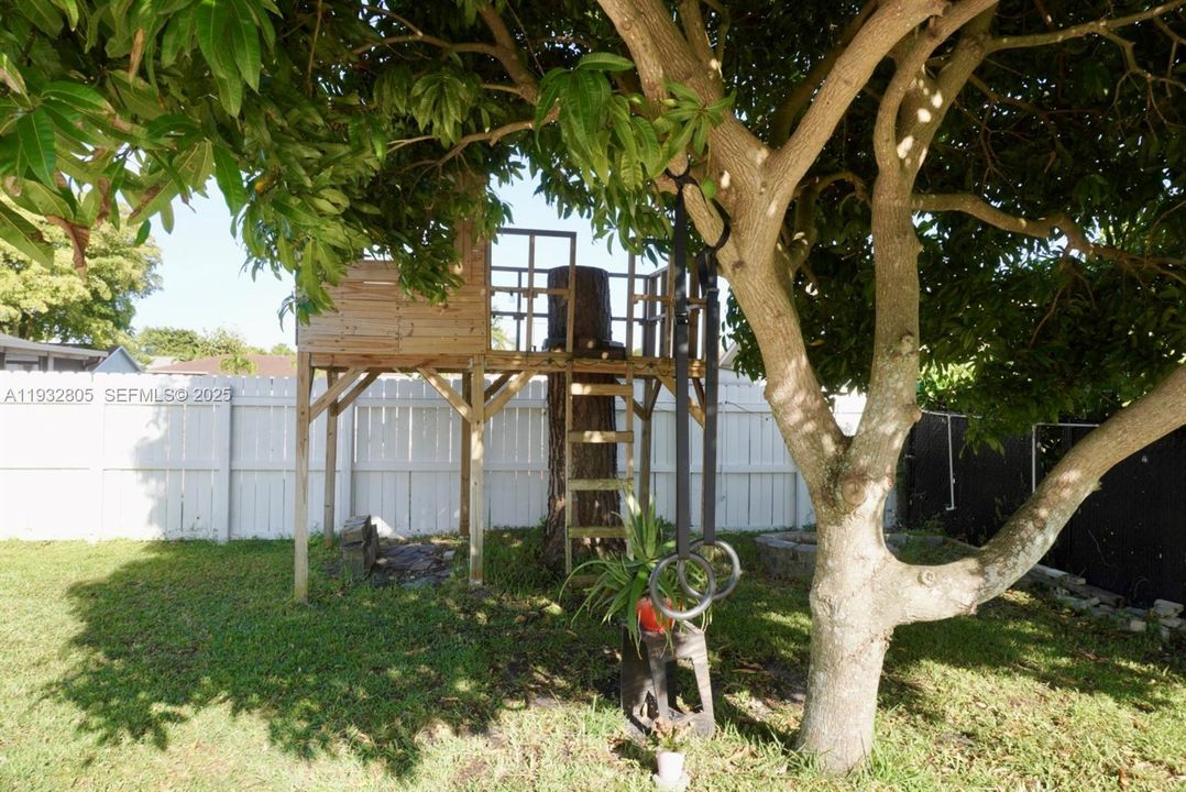 En Venta: $670,000 (4 camas, 2 baños, 1497 Pies cuadrados)