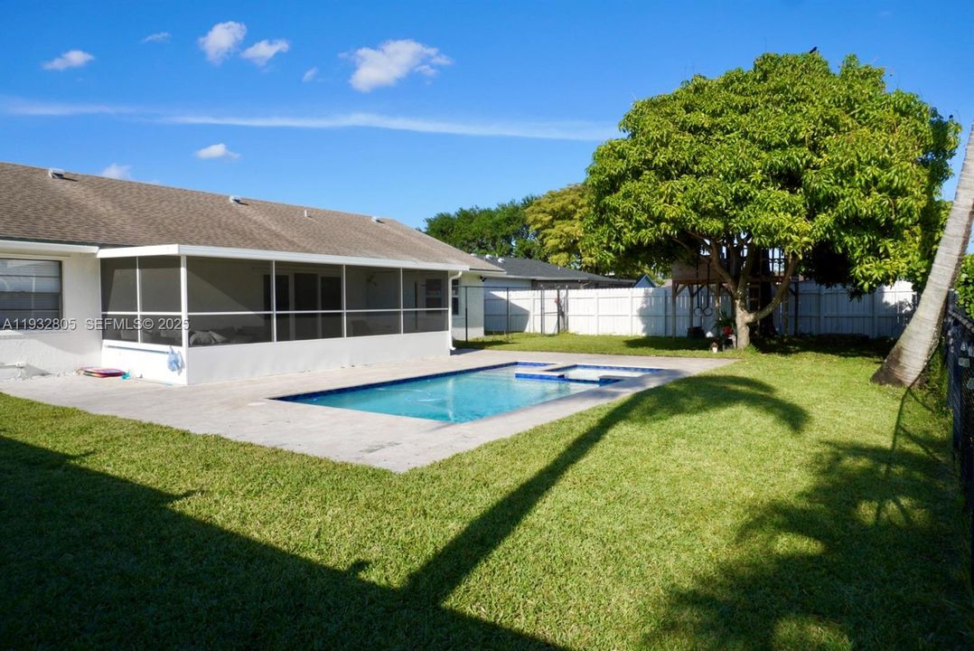 En Venta: $670,000 (4 camas, 2 baños, 1497 Pies cuadrados)