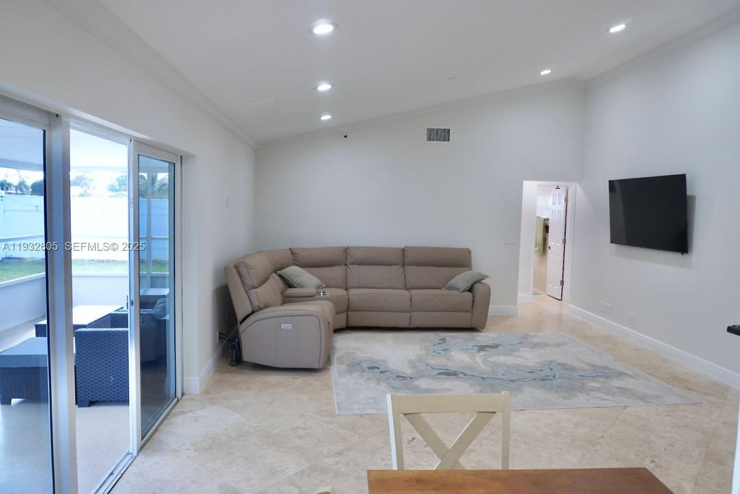 En Venta: $670,000 (4 camas, 2 baños, 1497 Pies cuadrados)