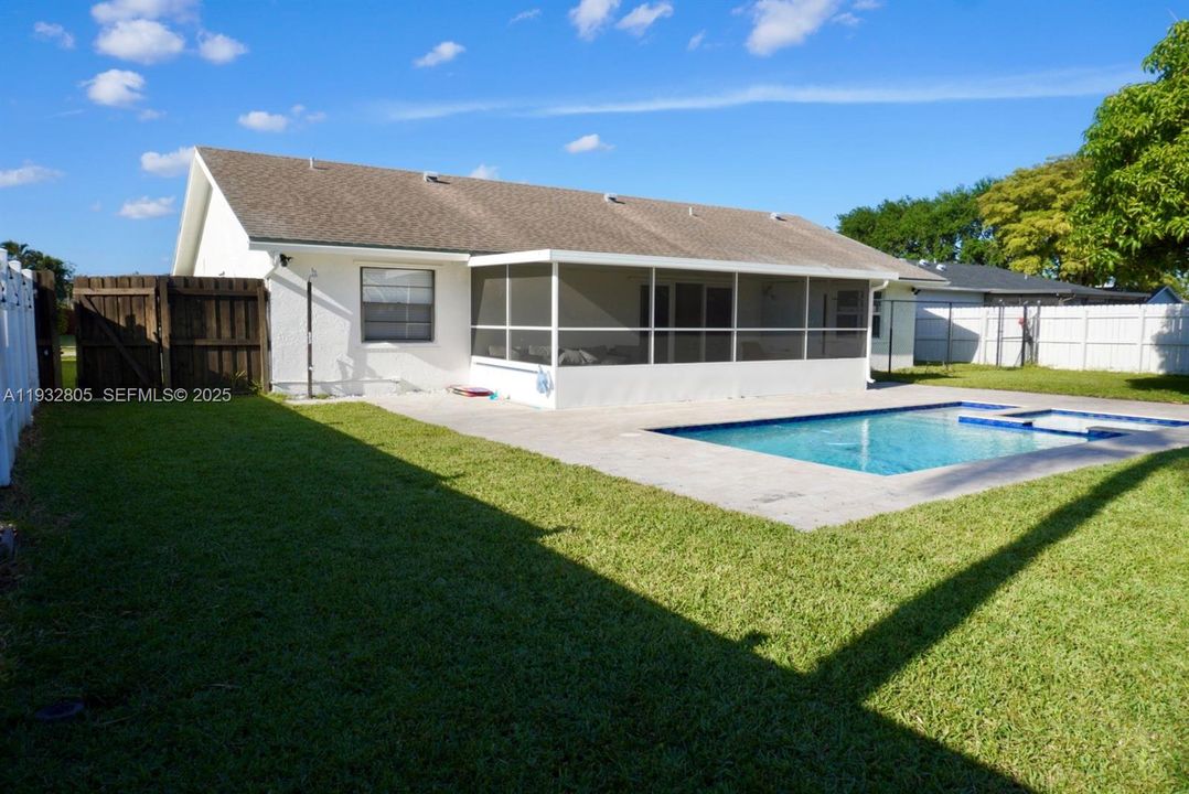 En Venta: $670,000 (4 camas, 2 baños, 1497 Pies cuadrados)