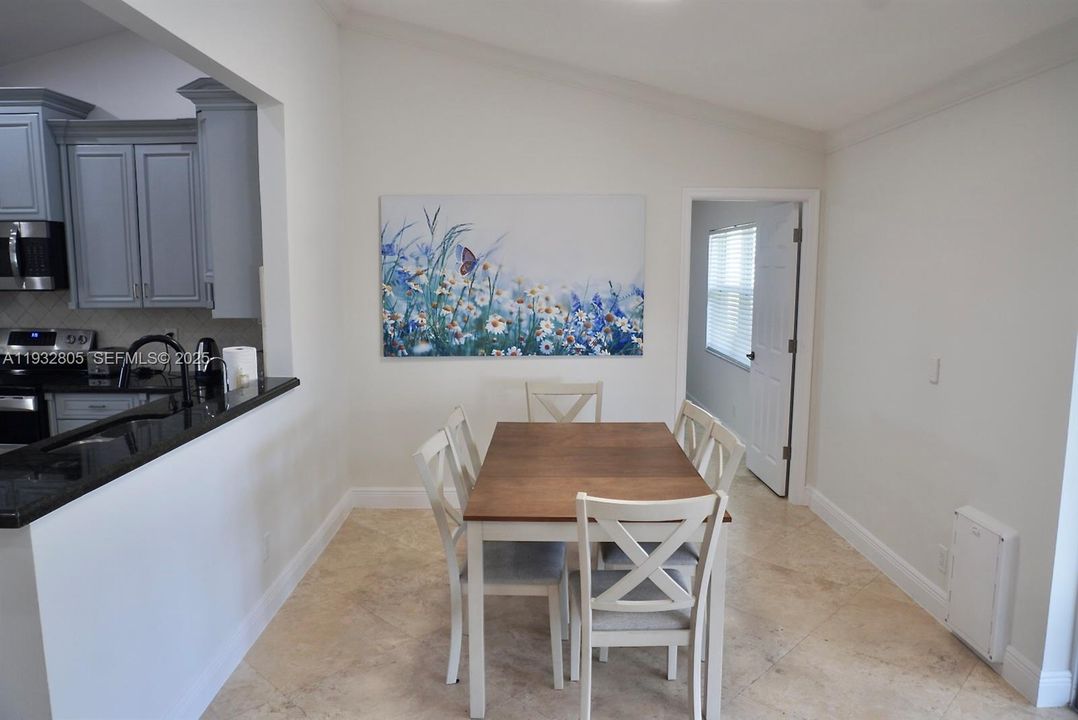 En Venta: $670,000 (4 camas, 2 baños, 1497 Pies cuadrados)