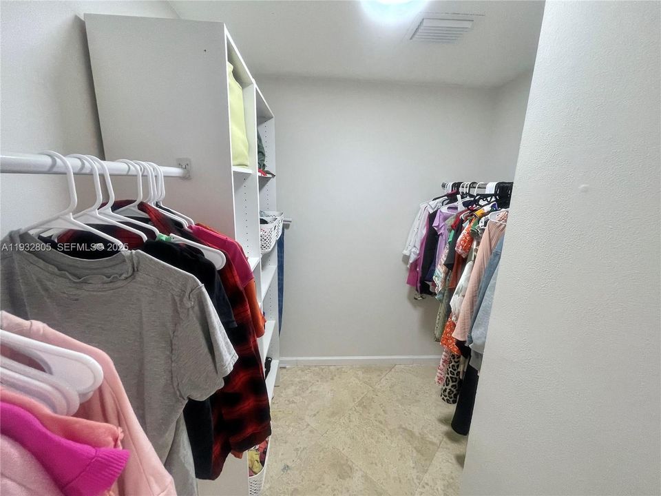 En Venta: $670,000 (4 camas, 2 baños, 1497 Pies cuadrados)