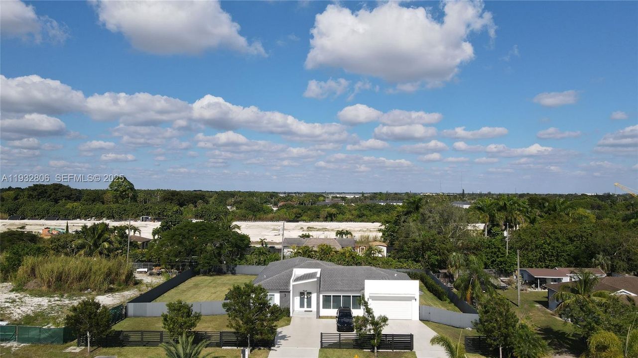 出租: $6,500 (4 贝兹, 3 浴室, 3600 平方英尺)