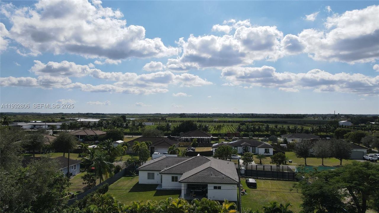 出租: $6,500 (4 贝兹, 3 浴室, 3600 平方英尺)