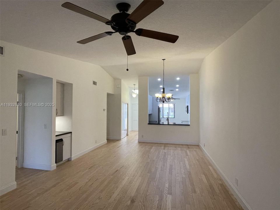 出租: $3,300 (3 贝兹, 2 浴室, 1393 平方英尺)