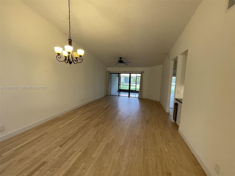 出租: $3,300 (3 贝兹, 2 浴室, 1393 平方英尺)