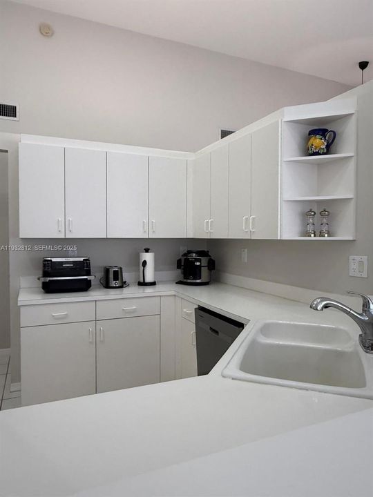 合同活跃: $3,600 (3 贝兹, 2 浴室, 1524 平方英尺)