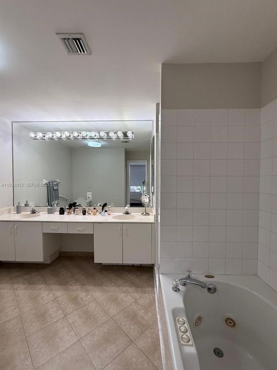 合同活跃: $3,600 (3 贝兹, 2 浴室, 1524 平方英尺)