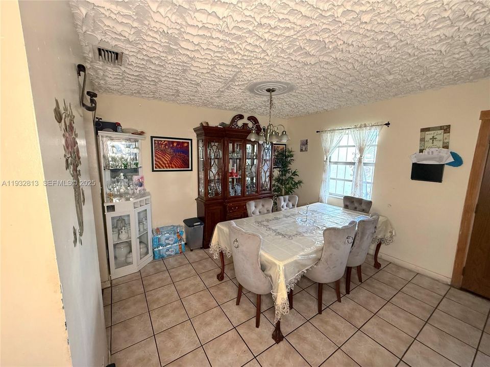 For Sale: $400,000 (3 beds, 2 baths, 1399 Square Feet)