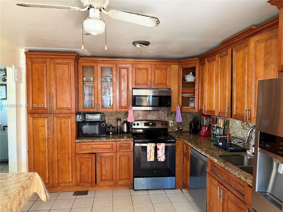 For Sale: $400,000 (3 beds, 2 baths, 1399 Square Feet)