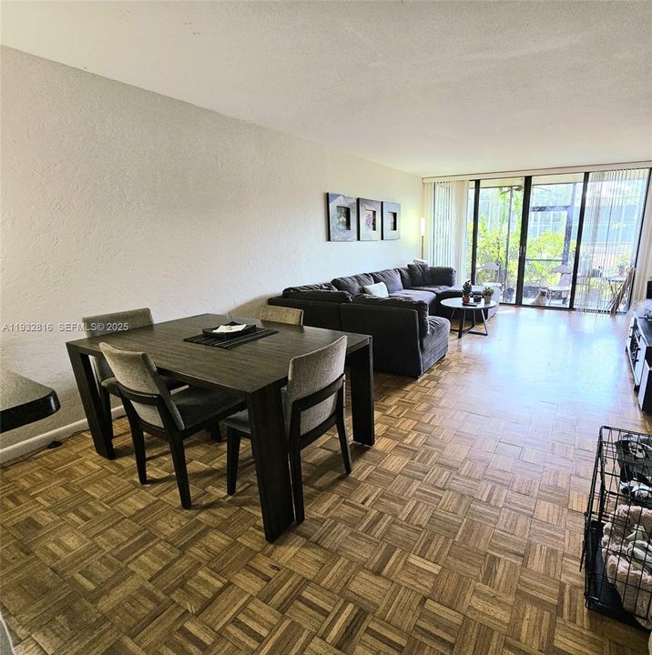 En Venta: $235,000 (2 camas, 2 baños, 1060 Pies cuadrados)