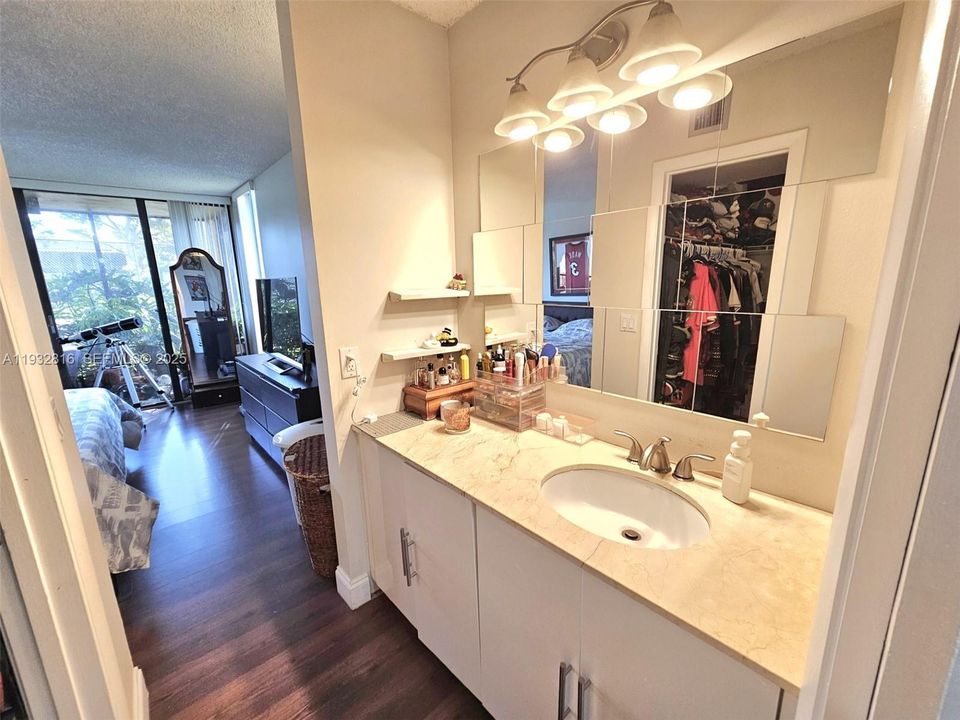 En Venta: $235,000 (2 camas, 2 baños, 1060 Pies cuadrados)