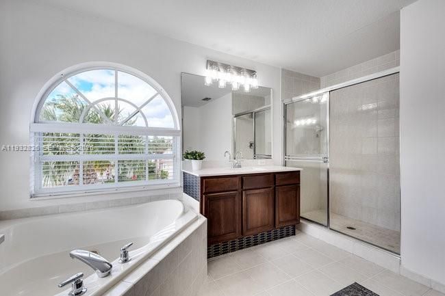 На продажу: $973,000 (6 спален, 4 ванн, 3243 Квадратных фут)