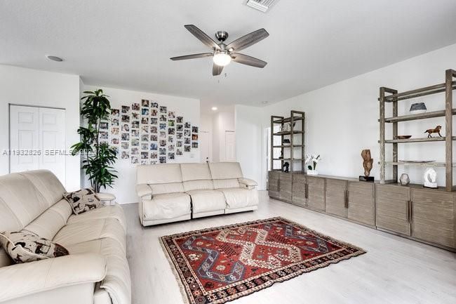 На продажу: $973,000 (6 спален, 4 ванн, 3243 Квадратных фут)