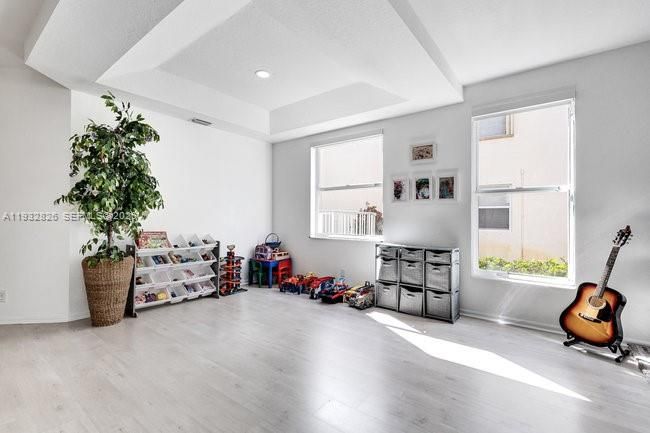 На продажу: $973,000 (6 спален, 4 ванн, 3243 Квадратных фут)