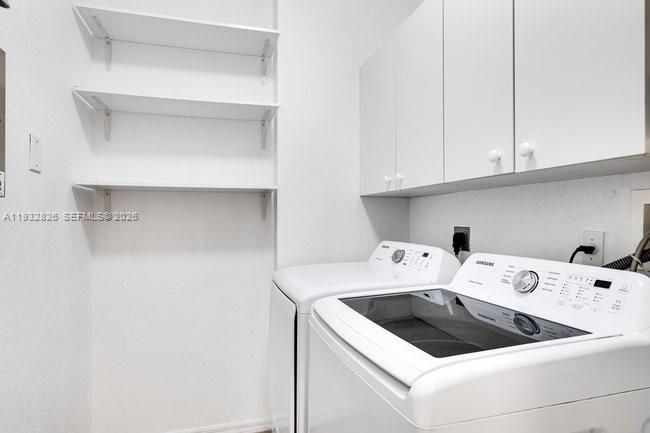 На продажу: $973,000 (6 спален, 4 ванн, 3243 Квадратных фут)