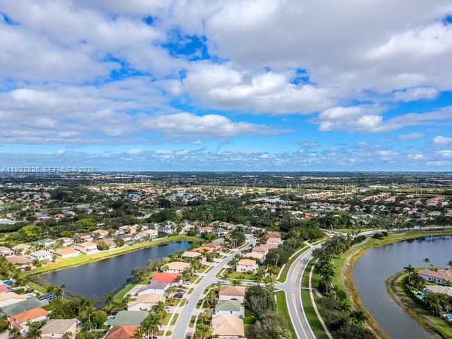 На продажу: $973,000 (6 спален, 4 ванн, 3243 Квадратных фут)