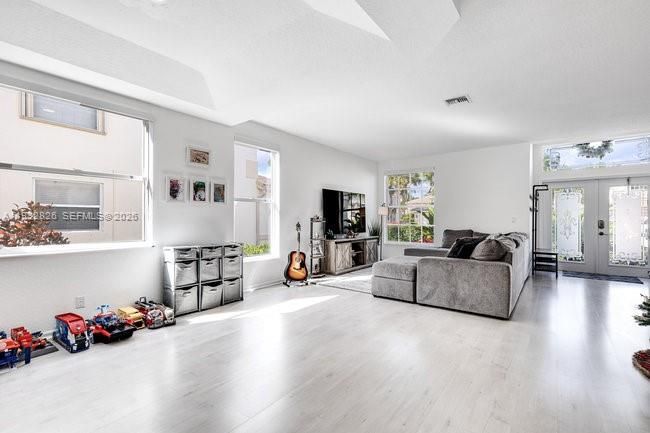 На продажу: $973,000 (6 спален, 4 ванн, 3243 Квадратных фут)