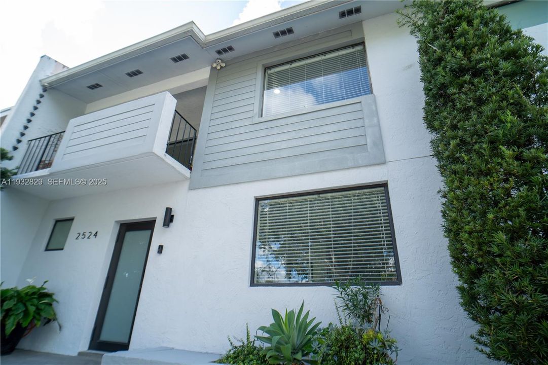 En Venta: $650,000 (4 camas, 2 baños, 1996 Pies cuadrados)