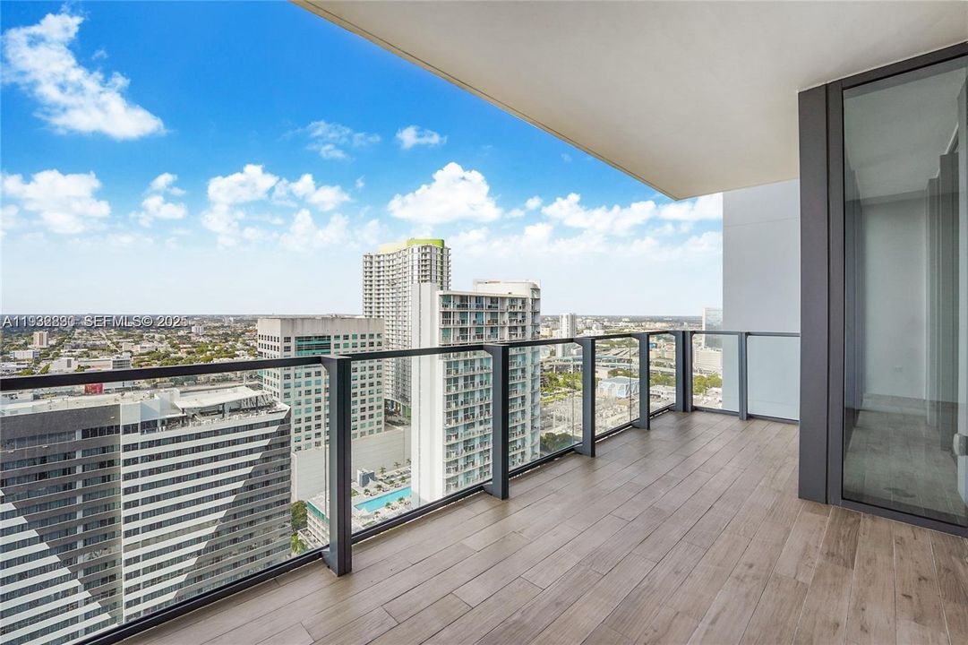 出租: $4,400 (1 贝兹, 1 浴室, 883 平方英尺)