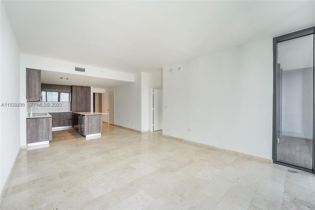 出租: $4,400 (1 贝兹, 1 浴室, 883 平方英尺)