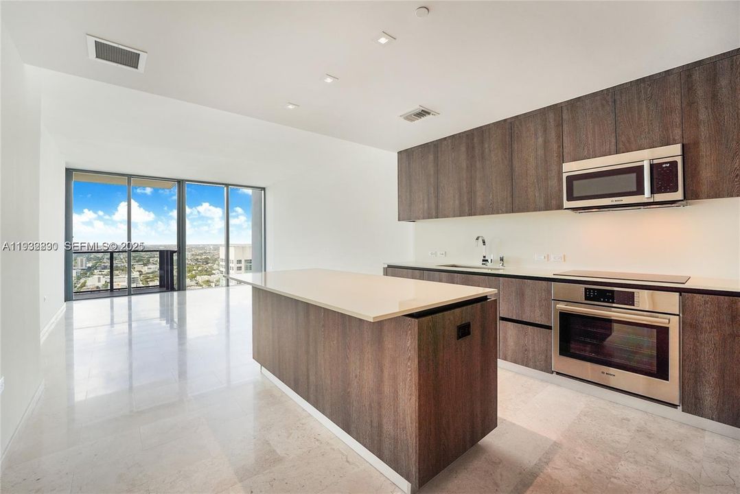 出租: $4,400 (1 贝兹, 1 浴室, 883 平方英尺)