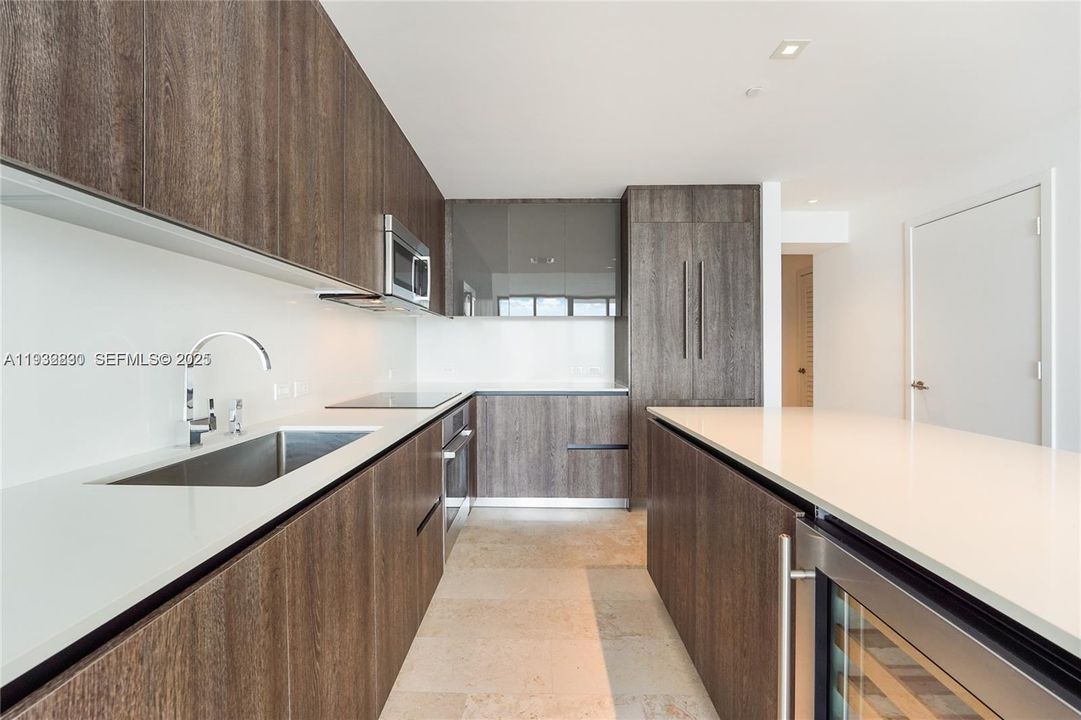 出租: $4,400 (1 贝兹, 1 浴室, 883 平方英尺)