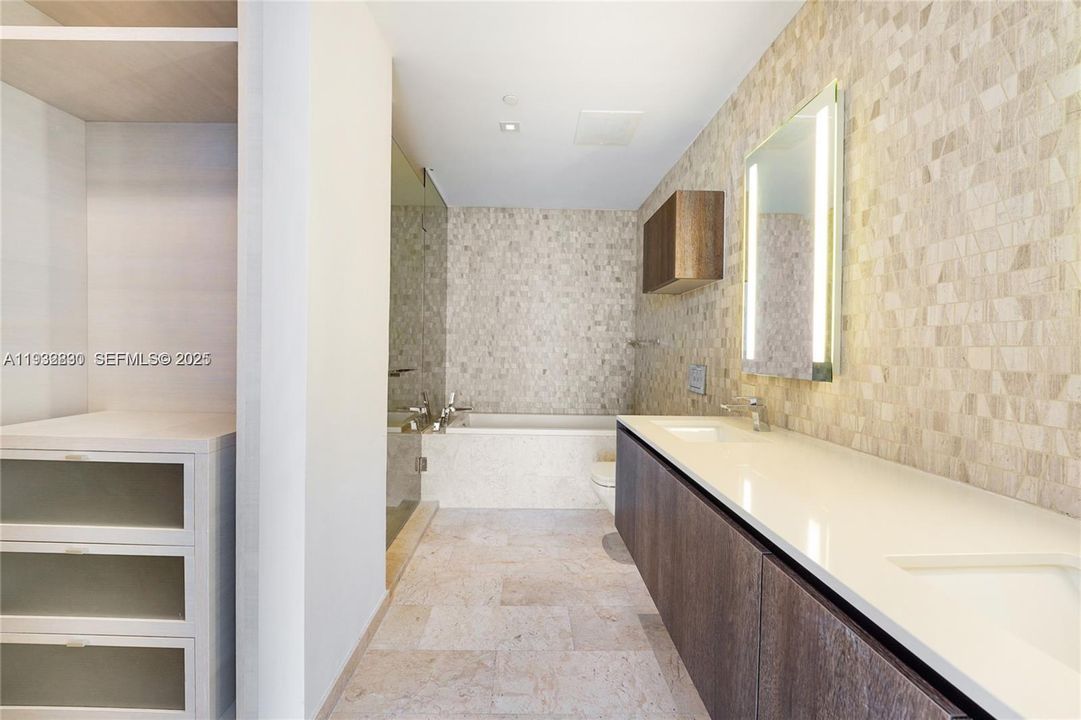 出租: $4,400 (1 贝兹, 1 浴室, 883 平方英尺)