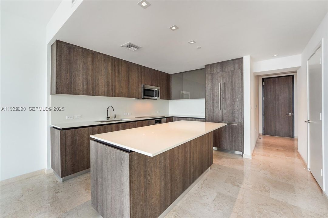 出租: $4,400 (1 贝兹, 1 浴室, 883 平方英尺)