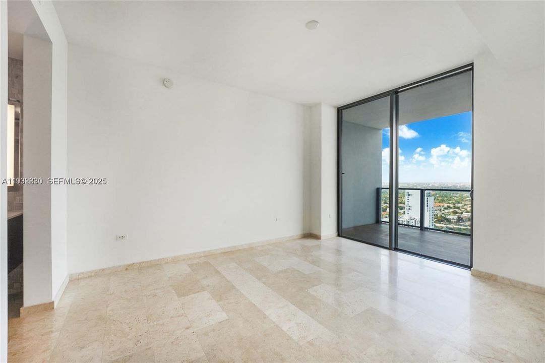 出租: $4,400 (1 贝兹, 1 浴室, 883 平方英尺)