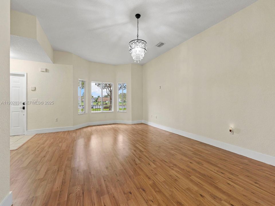 На продажу: $299,500 (2 спален, 2 ванн, 1431 Квадратных фут)