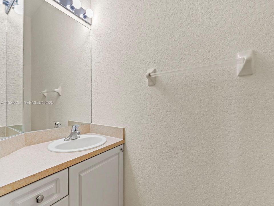 На продажу: $299,500 (2 спален, 2 ванн, 1431 Квадратных фут)