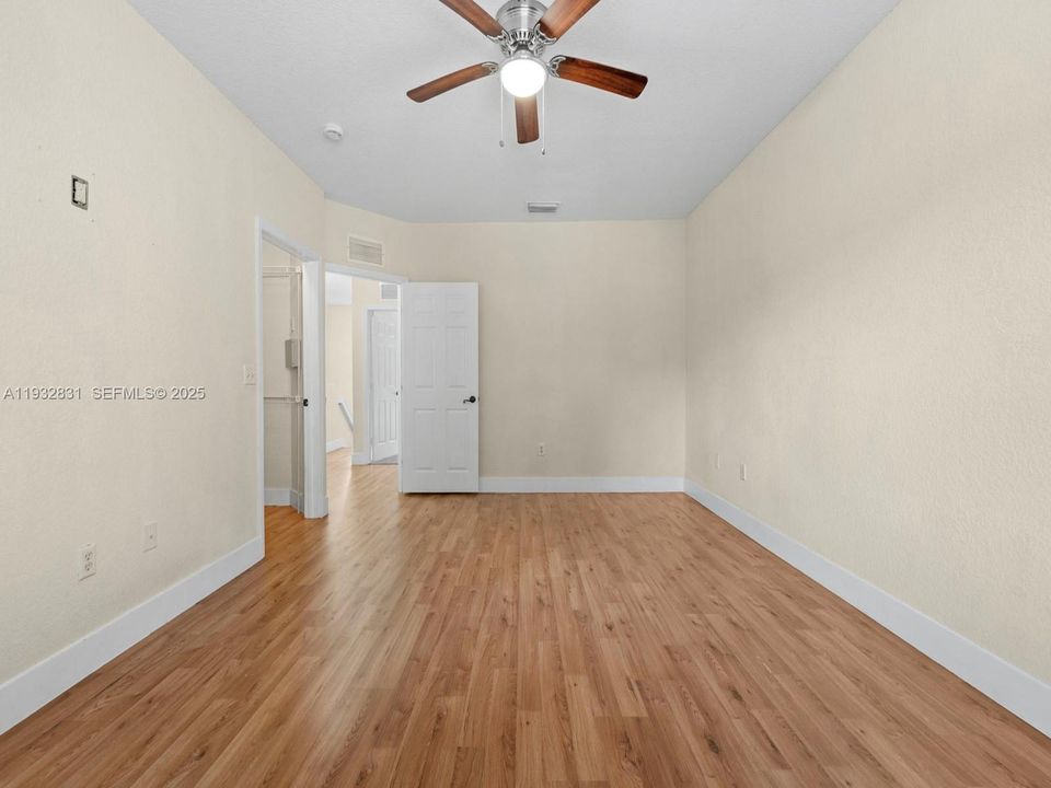 На продажу: $299,500 (2 спален, 2 ванн, 1431 Квадратных фут)